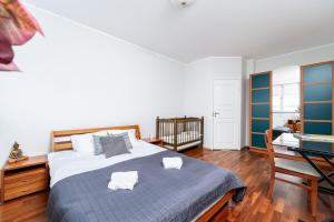 2-story, 3-bedroom Penthouse, sauna, free parking