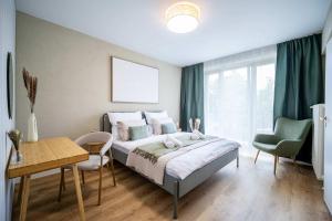 Bright Apartment for 6 - Two Balconies & Parking