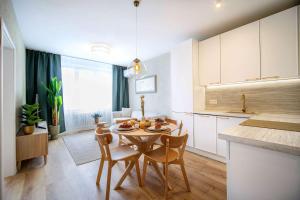 Bright Apartment for 6 - Two Balconies & Parking