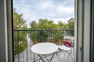 Bright Apartment for 6 - Two Balconies & Parking