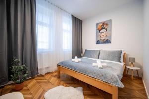 Old Town Design Apartment for 5 - Balcony & AC