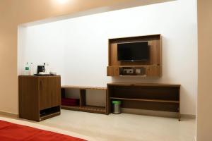 Alleppey Holiday Beach Resort - Sea View Rooms with Direct Beach Access