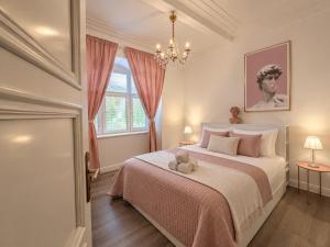 Simcity I 2BR Old Town Opulence w self check I heated floors I washer and dryer I Just 3 min walk to main city square
