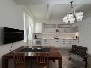 Simcity I 2BR Old Town Opulence w self check I heated floors I washer and dryer I Just 3 min walk to main city square