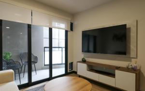 Modern 2BR with Balcony in Prime Miraflores