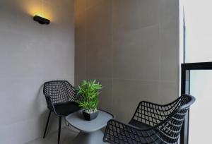Modern 2BR with Balcony in Prime Miraflores