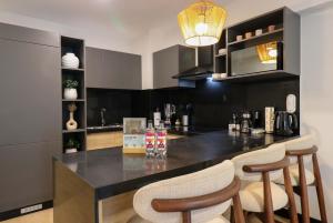 Modern 2BR with Balcony in Prime Miraflores