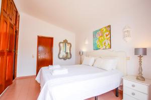 Villa Rose - com piscina aquecível e BBQ em Carvoeiro