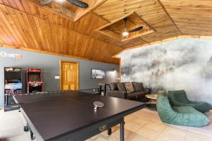 Valley View Poolside Retreat Hot TubGame Room