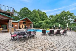Private Cabin Retreat-Heated PoolHot TubTiki Bar