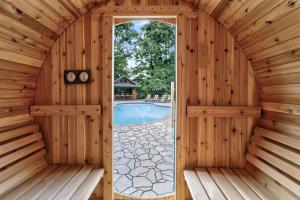 Private Cabin Retreat-Heated PoolHot TubTiki Bar