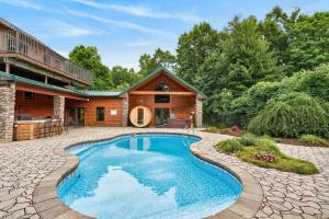Private Cabin Retreat-Heated PoolHot TubTiki Bar