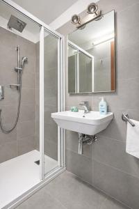 Central & Cozy Apt with Canal View, Full Kitchen