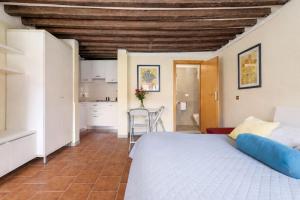 Central & Cozy Apt with Canal View, Full Kitchen