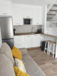 Casa Sebastiana Alojamiento moderno con terraza y vistas al mar, ideal para parejas