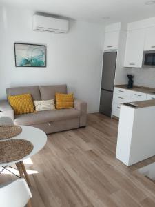 Casa Sebastiana Alojamiento moderno con terraza y vistas al mar, ideal para parejas