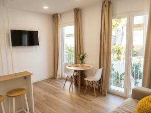 Casa Sebastiana Alojamiento moderno con terraza y vistas al mar, ideal para parejas