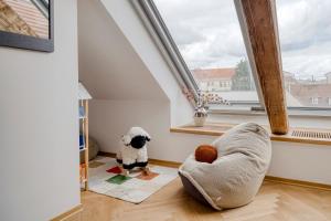 3BDR Main Center APT w Workspace with AC in New Town