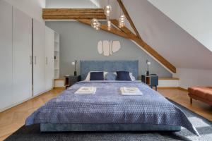3BDR Main Center APT w Workspace with AC in New Town