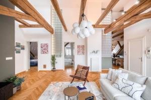 3BDR Main Center APT w Workspace with AC in New Town