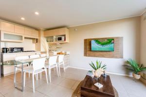 Laguna navegable y piscinas · 2D con terraza