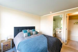 Laguna navegable y piscinas · 2D con terraza