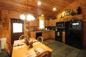 Trout Creek Cabin- Right on the Creek