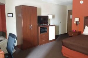 King Room - Non-Smoking room in AmericInn by Wyndham Iron River