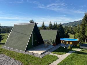 Cozy cabin with hot tub & pool