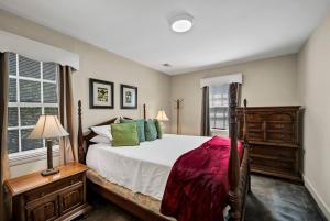 Charming 2BR - Antique Cottage