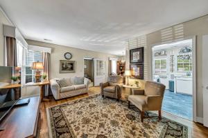 Charming 2BR - Antique Cottage