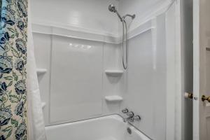 Charming 2BR - Antique Cottage