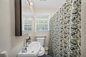 Charming 2BR - Antique Cottage
