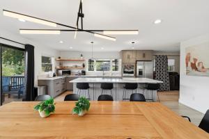 Uptown Sedona Retreat wit Views and Hot Tub
