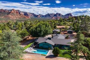 Uptown Sedona Retreat wit Views and Hot Tub