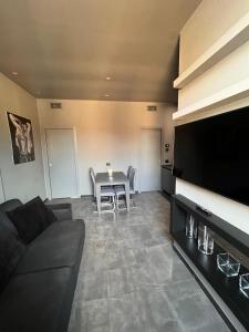 The Grey House - stylish 2BD apartment in Milan