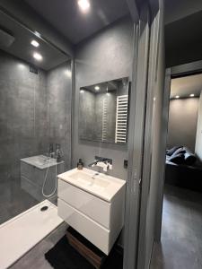 The Grey House - stylish 2BD apartment in Milan