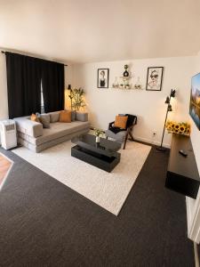 Modern 2BR - Sleeps 5 - Free Parking