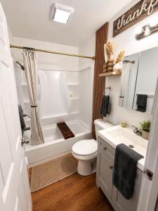Modern 2BR - Sleeps 5 - Free Parking