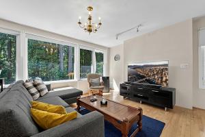 Bright and Spacious Upper Level House, Great Area