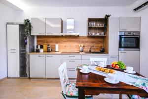 Sanbaldo 1BR Terrace Apartment Koper - Happy Rentals