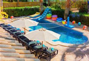 4 Bedroom Luxury Villa with Heated 15m Pool For Up-To 10 Guests