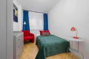 Comfortable Apartment in Warsaw Center with Balcony and Bathtub by Noclegi Renters