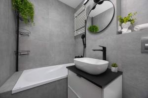 Comfortable Apartment in Warsaw Center with Balcony and Bathtub by Noclegi Renters