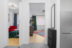 Comfortable Apartment in Warsaw Center with Balcony and Bathtub by Noclegi Renters