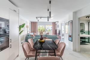 Playa Real Marbella Pool & Sea View by Downtown Apartments