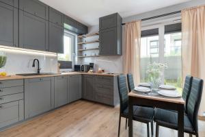Przestronny Apartament z Ogrodem i Parkingiem by Noclegi Renters