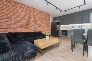 Przestronny Apartament z Ogrodem i Parkingiem by Noclegi Renters
