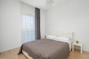 Family Apartment in Łódź with Balcony Close to the Park by Noclegi Renters