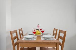 Family Apartment in Łódź with Balcony Close to the Park by Noclegi Renters